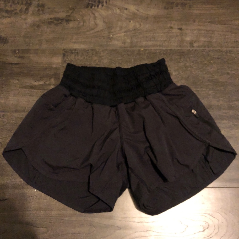 DISCONTINUED LULULEMON TRACKER SHORTS 4”